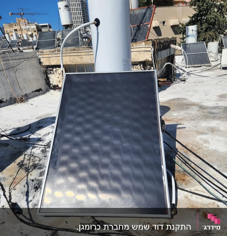 דוד שמש עם קולטים על גג בניין